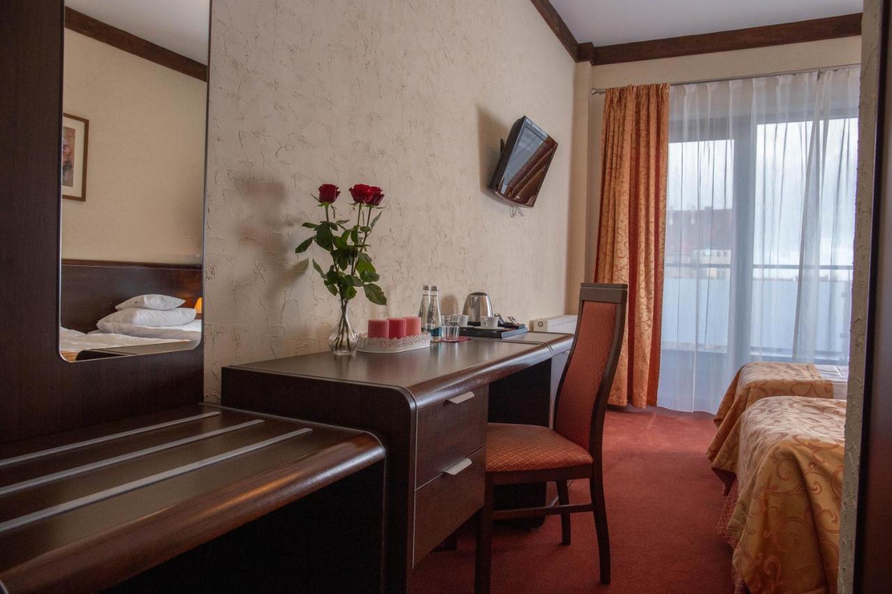 Neptun Hotell Legnica Exteriör bild