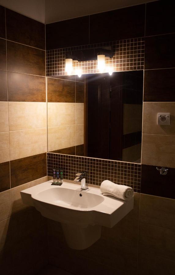 Neptun Hotell Legnica Exteriör bild