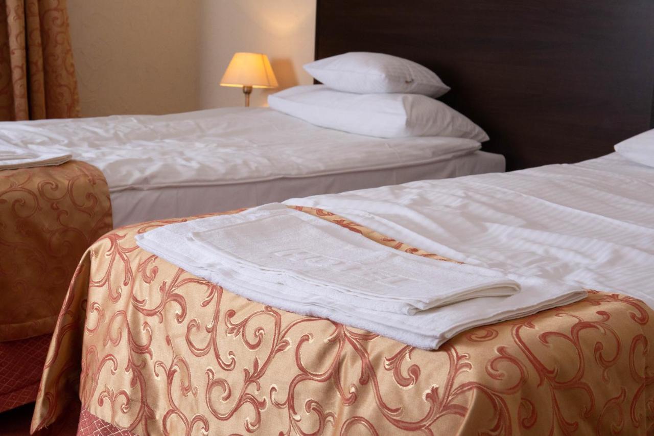 Neptun Hotell Legnica Exteriör bild