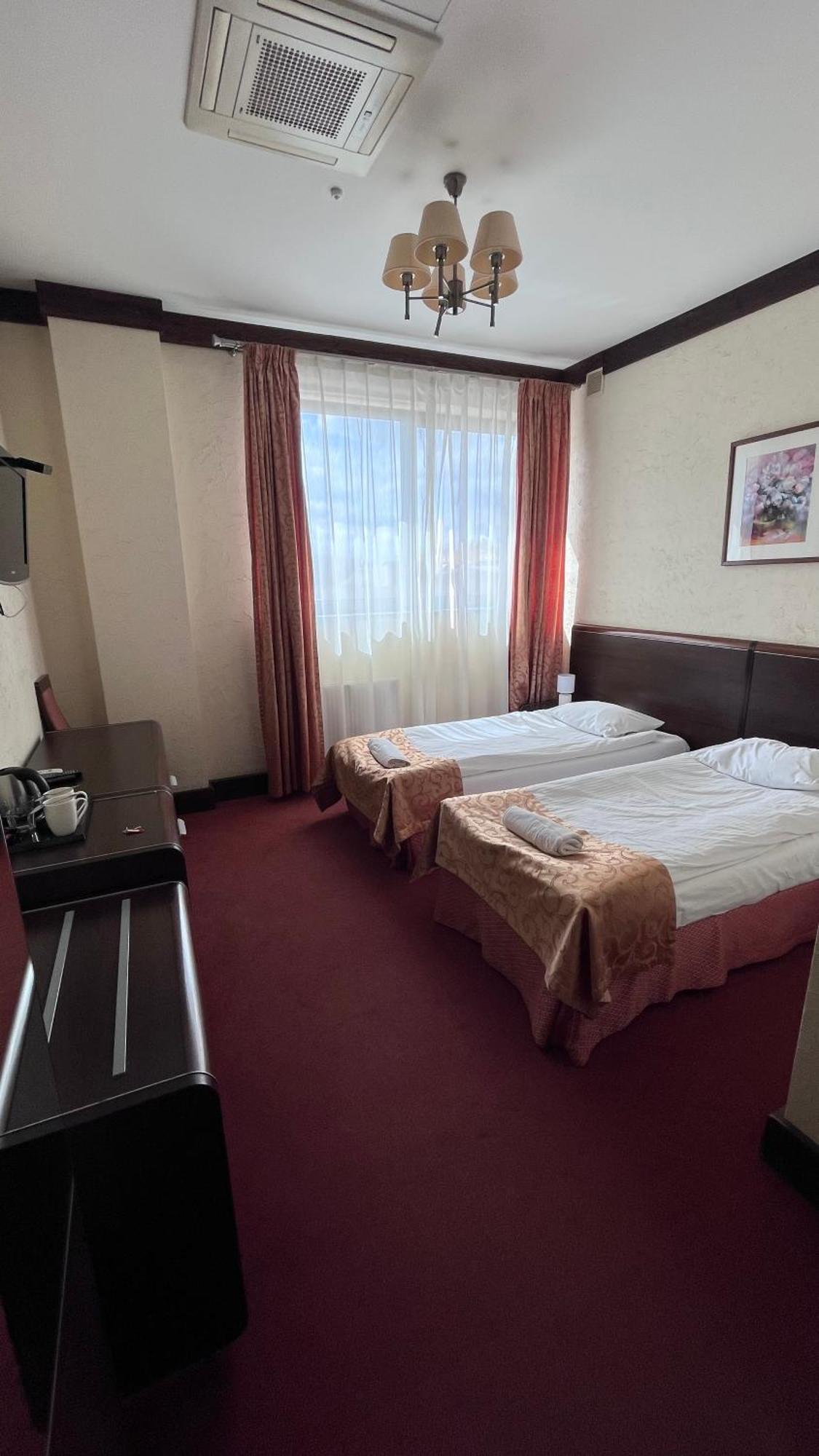 Neptun Hotell Legnica Exteriör bild